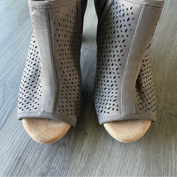 Giani Bernini Gray Perforated Ankle Booties Chunky Heel Women’s 7.5 - Picture 6 of 14
